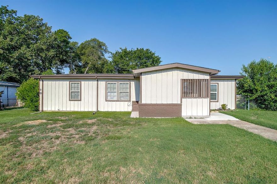 Discover the perfect small office space at 5700 Lenore Street, ideally situated just off I-20 on the access road at the corner of Lenore. This versatile property offers an attached garage, multiple bathrooms, and a kitchen, making it an ideal choice for a small professional office. The expansive lot and fenced yard add to the property's appeal, providing ample outdoor space for various business needs. With its convenient location and functional amenities, 5700 Lenore Street is poised to support your business's success. Explore the possibilities today!