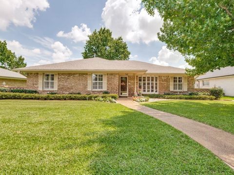 Photo of 508 Murl Drive, Irving, TX 75062 (MLS # 21331029)