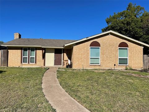 Photo of 2921 Village Crest Circle, Garland, TX 75044 (MLS # 21146614)