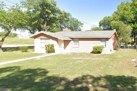 Photo of 101 Glenhaven Drive, Azle, TX 76020 (MLS # 21242337)