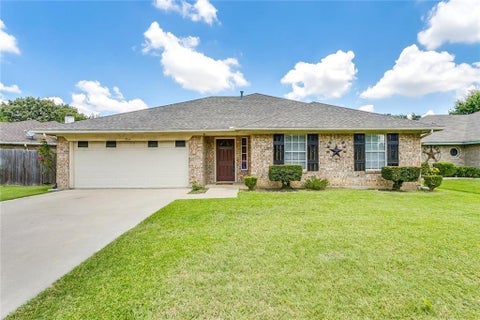 Photo of 904 Vicksburg Lane, Burleson, TX 76028 (MLS # 21403135)