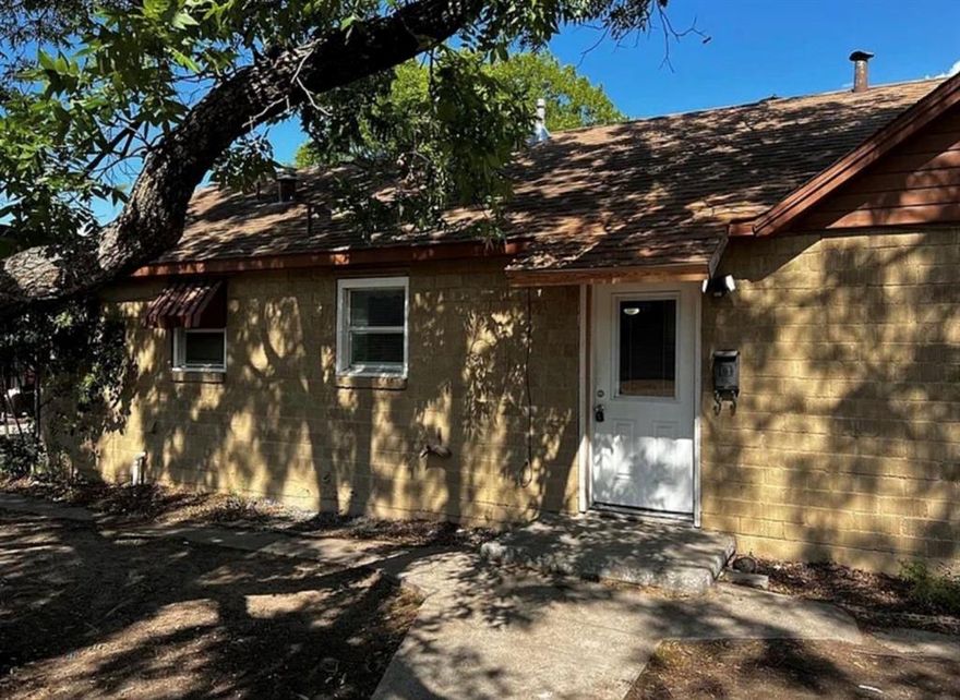 Welcome home! This spacious duplex offers 3 bedrooms, 2 baths, and plenty of space to make yourself at home. Only 10 minutes from downtown Fort Worth and 20 minutes from the Fort Worth Stockyards. Quick access to the freeway making your daily commute a breeze, so convenience is always within reach! Schedule a showing today! 

Requirements: 2X income, Credit & Background friendly just no evictions.

Tenant is responsible for all utilities.