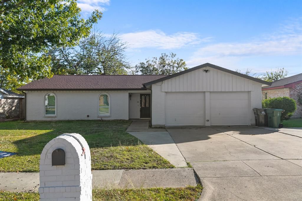 Photo of 1002 Wembley Road, Arlington, TX 76014 (MLS # 21111924)