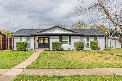 Photo of 1509 Crockett Street, Garland, TX 75042 (MLS # 21203800)