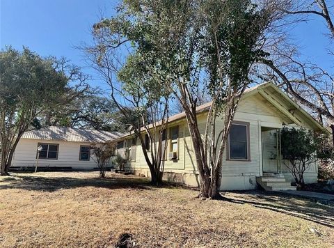 108 S Race Street Lampasas TX 76550