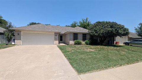 Photo of 916 Heberle Drive, Burleson, TX 76028 (MLS # 21341711)