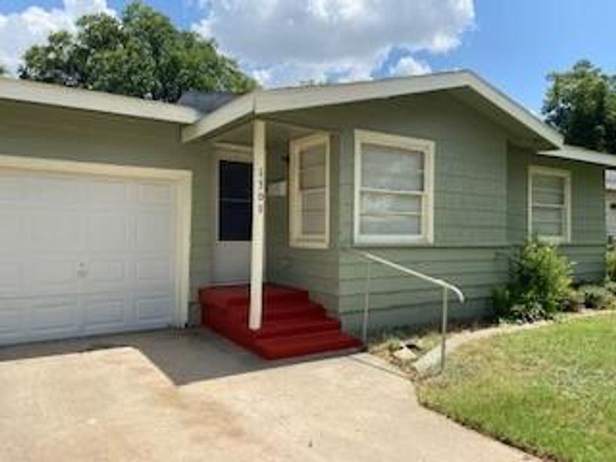 Super cute and cozy 2 bedroom and 1 bathroom home. Open and spacious Kitchen! This home is a must see! Large back yard! 

Owner must approve all pets.

*Owner is a licensed Real Estate Salesperson*

Requires tenant enrollment to the Tenant Benefit Package through Gerard Real Estate. Ask us for details.  $39 a month.