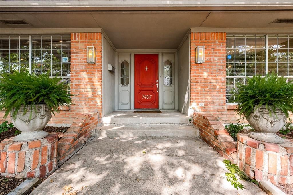 7407 Meadow Oaks Drive