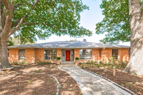 Photo of 7407 Meadow Oaks Drive, Dallas, TX 75230 (MLS # 21386382)