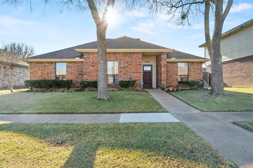 Multiple offers received! Highest & best by Sunday, January 16 at 7pm. Welcome to your beautifully updated new home in Firewheel Farms! This 3 bedroom, 2 bathroom house has many updates throughout including tile flooring, roof, fencing, remodeled kitchen and a remodeled bathroom. Once you walk through the door you are greeted with the open living room with high ceilings and a beautiful fireplace. The primary bedroom is complete with ensuite bathroom that includes dual sinks, dual walk-in closets and even a separate linen closet. This is the perfect starter home, conveniently located right off PGBT. Don't miss this one!