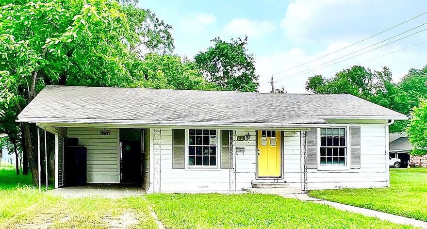 Cute 2 bedroom 2 bath home on a corner lot. This property is in an online auction.  All offers must be submitted on auction.com. The sale will be subject to a buyer's premium pursuant to the Auction terms and conditions.