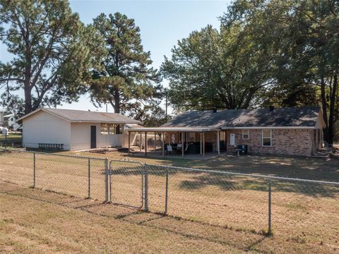 A home in Lindale