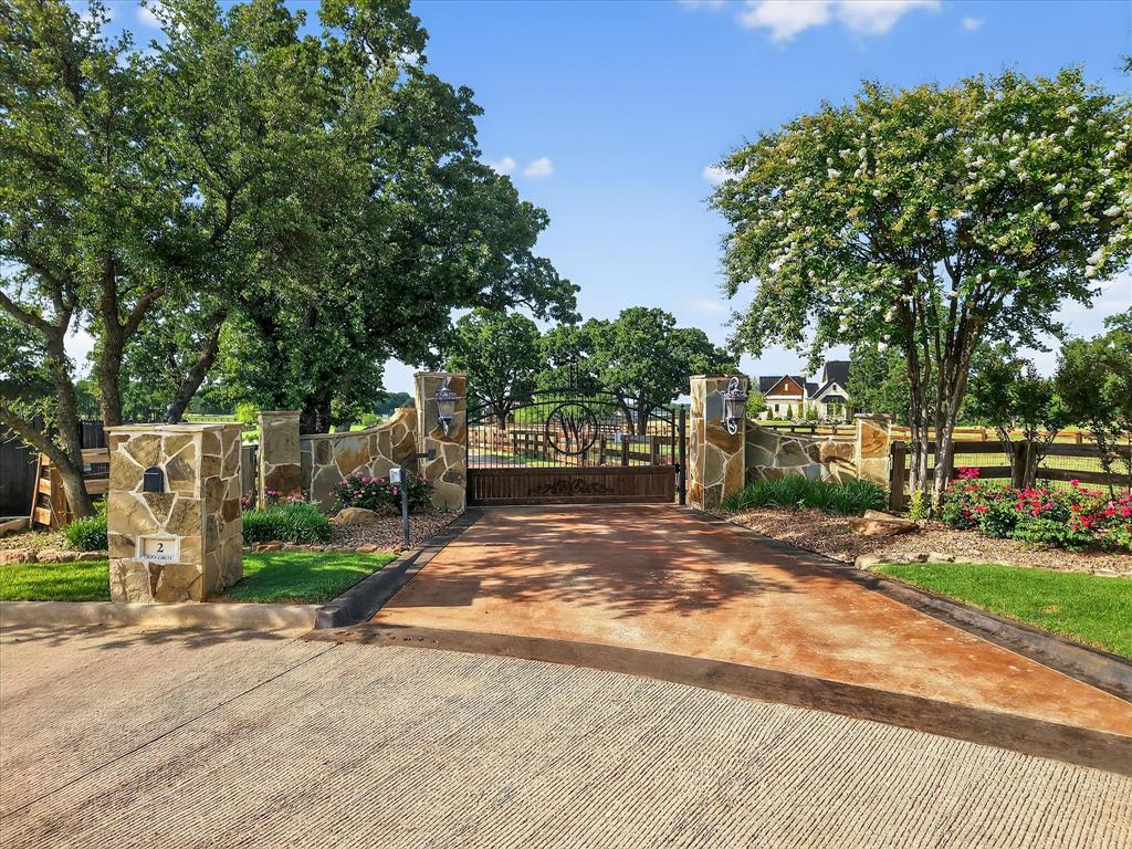 2 Groves Circle
