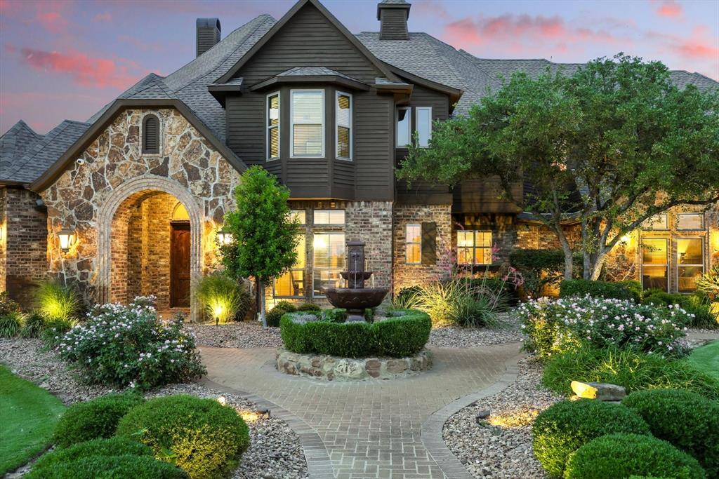 2 Groves Circle