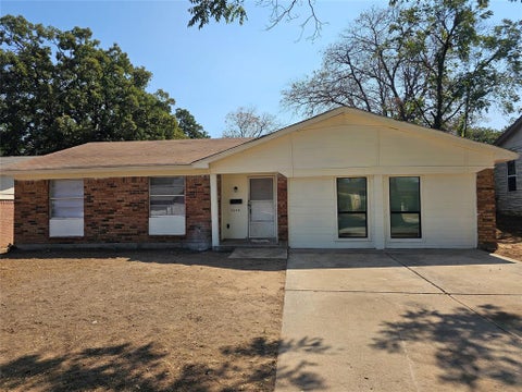Photo of 5604 Macarthur Drive, Fort Worth, TX 76112 (MLS # 21422200)