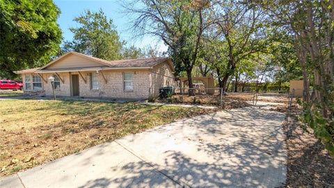 Photo of 514 Campbell Lane, Denton, TX 76209 (MLS # 21394136)