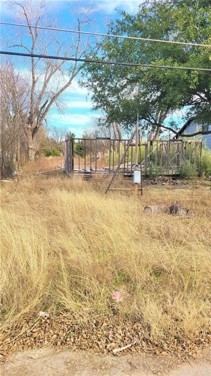 Build your dream house on this almost half an acre lot. Also great new construction project as an investment. Houses are being built in the neighborhood for $300k to $400k.  Lot is in a subdivision with water, electricity and sewer already in place. Easy to view, no fence.