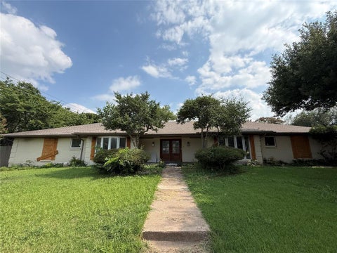 Photo of 1013 Rockmoor Drive, Edgecliff Village, TX 76134 (MLS # 21311314)