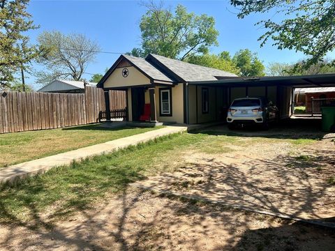 Photo of 716 Baylor Street, Nocona, TX 76255 (MLS # 21224881)