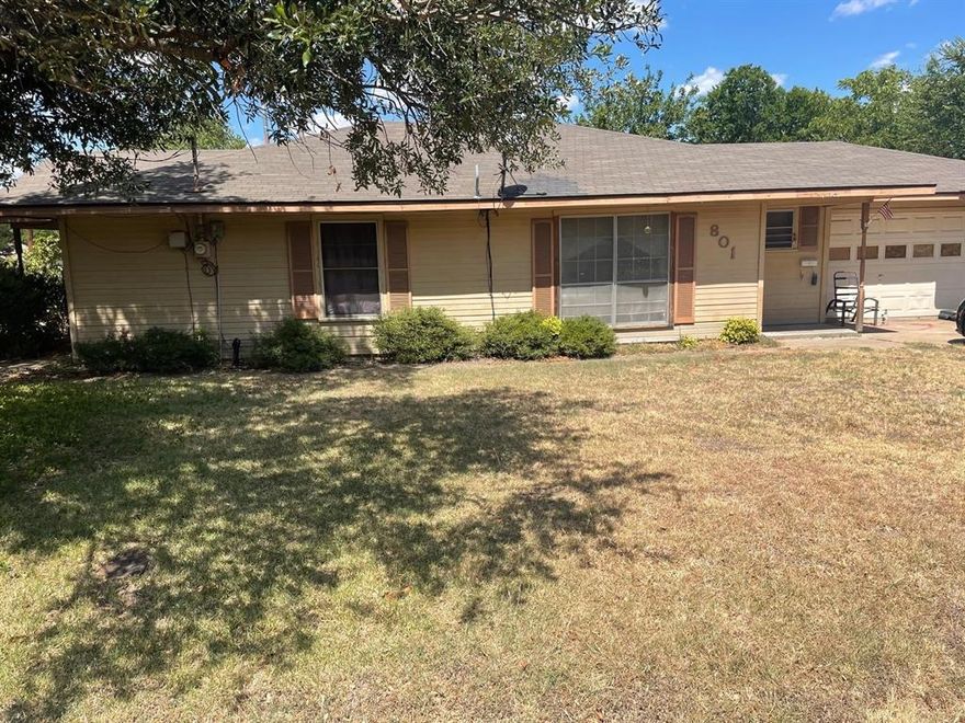 ***Awesome new price***
3 bedroom 1.5 bath home with a 2 car garage sitting on a corner lot with a fenced backyard.




Buyer to provide a new survey if needed.