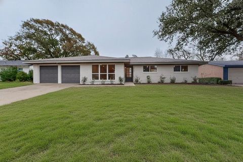 Photo of 6905 Rockdale Road, Fort Worth, TX 76134 (MLS # 21126228)