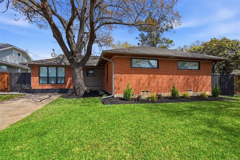 Photo of 8834 Liptonshire Drive, Dallas, TX 75238 (MLS # 21215954)