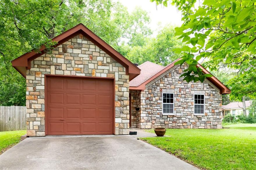 Cozy 3 bedroom, 2 bath stone cottage on over a quarter acre, corner lot with fenced back yard.  Open concept layout with laminate and tile flooring.  Lots of natural light!  Abundant storage and a spacious laundry room.  Mature trees with a lush yard and patio make this a fantastic outdoor space for kids to play or to just enjoy being outside.  Additional concrete parking on the side of the house.

Owner has moved out and New Buyer ready to move In. Great Place to call home to new buyers...