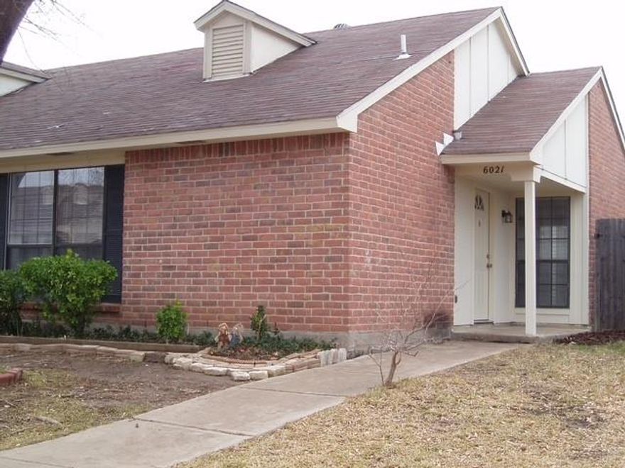 Charming 3-bedroom, 2-bath home in a well-established neighborhood of The Colony. Features a functional open layout, comfortable living space, and a spacious backyard ideal for relaxing or entertaining. Conveniently located near shopping, dining, parks, and major roadways. A great opportunity for easy living in a desirable area.
Please call for application requirements and application fee info.