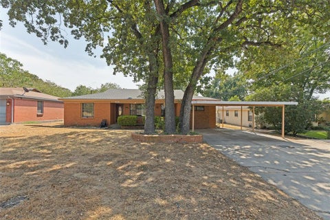 Photo of 6051 Black Oak Lane, Fort Worth, TX 76114 (MLS # 21396822)