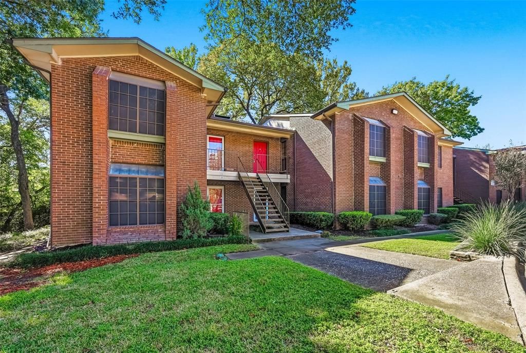 Photo of 2505 Wedglea Drive #232, Dallas, TX 75211 (MLS # 21113796)