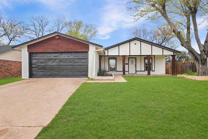 Welcome to this spacious and move-in ready home located in the heart of Dallas, just minutes from shopping, dining, and entertainment. You will love the bright open-concept layout with high ceilings and abundant natural light, creating a warm and inviting space perfect for everyday living and entertaining. The generous living area flows seamlessly into the dining and kitchen areas, offering both comfort and functionality. This home is a perfect opportunity for first-time buyers or a growing household looking for space and convenience in a prime location. This is a fantastic Opportunity to own a beautiful home in a desirable Dallas Location. Don't miss this opportunity Schedule your showing and submit your offer today!
All information contained in this listing is deemed reliable but not guaranteed. Buyer and Buyer’s Agent are responsible for verifying all information, including but not limited to measurements, schools, and property details. Please submit a pre-approval letter or proof of funds with all offers.