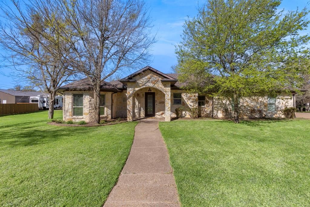 Photo of 139 Saddlewood, Waco, TX 76705 (MLS # 21194363)