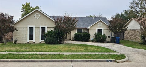 Photo of 1721 Saint James DR, Carrollton, TX 75006 (MLS # 21419479)