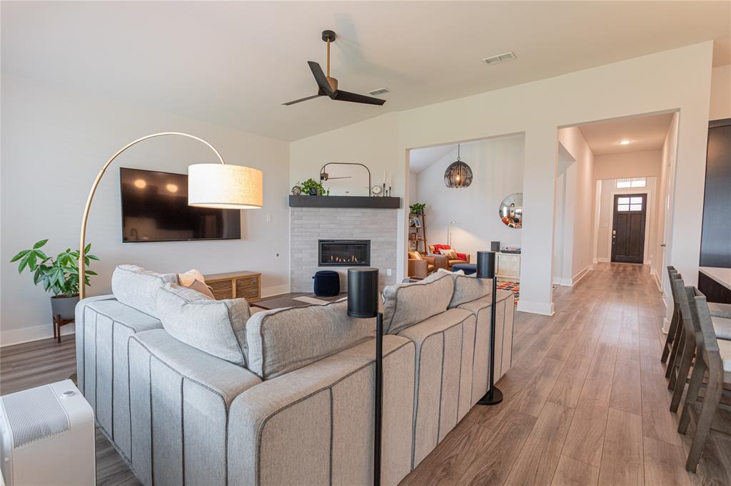 924 Hawthorn Lane