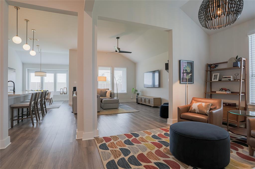 924 Hawthorn Lane