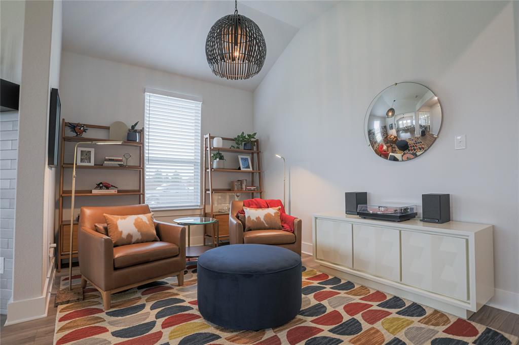924 Hawthorn Lane