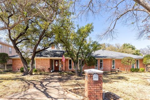 Photo of 1410 Woodbine Street, Arlington, TX 76012 (MLS # 21197546)