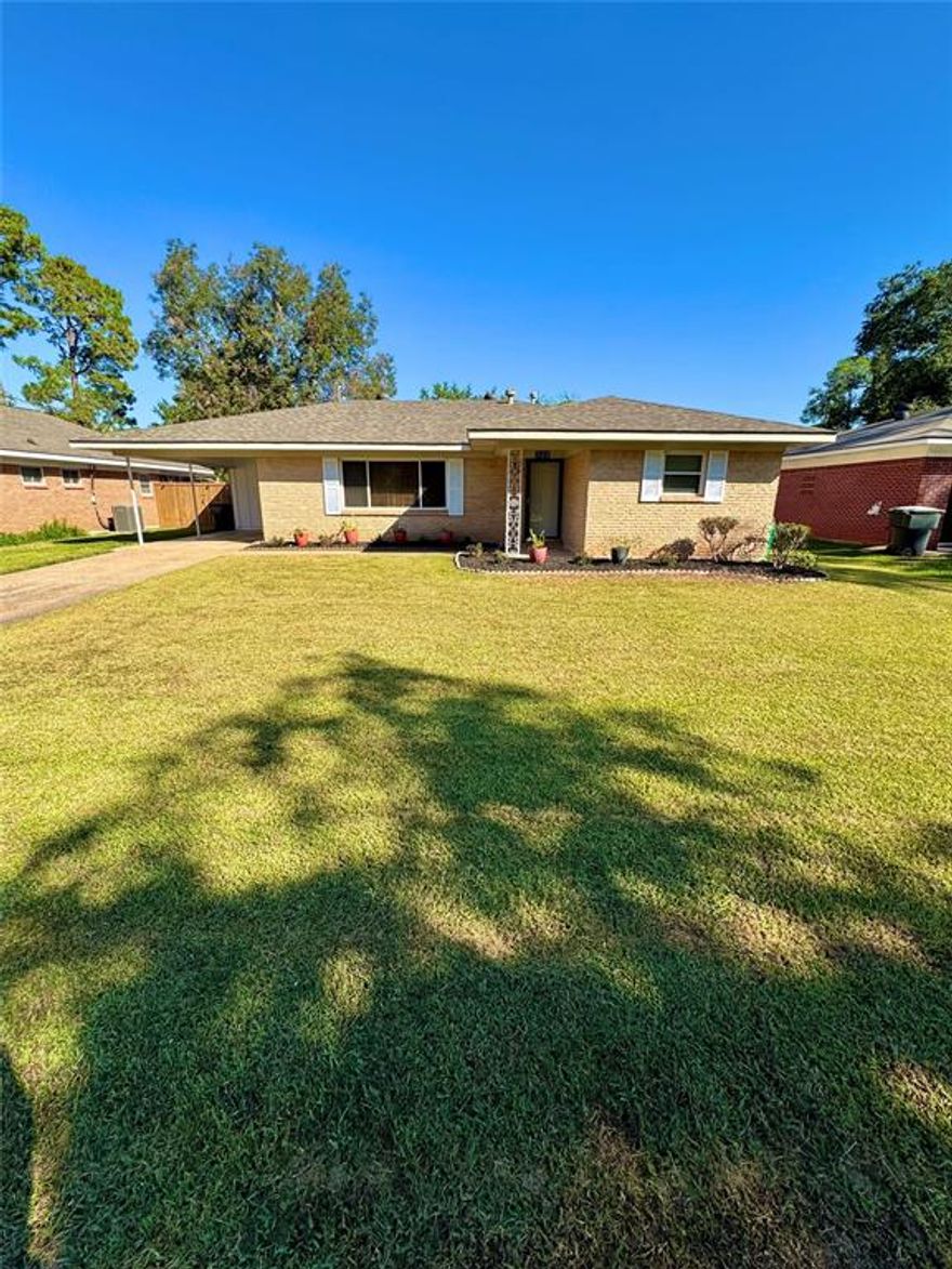 Adorable 3 bed 1.5 bath home. Perfect for corporate lease or short-term. This home is fully furnished with everything. If you are looking for something for only a few months, this is perfect!! Only 15 min. from Oshners LSU, even closer to LSUS and BDAB. Close to all kinds of shopping and eating. Pets are welcome but subject to owner approval with a nonrefundable pet fee (if applicable),(pet fees vary on size)