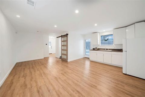 Tiny photo for 930 N Clinton Avenue, Dallas, TX 75208 (MLS # 21006692)