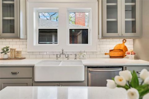 Tiny photo for 930 N Clinton Avenue, Dallas, TX 75208 (MLS # 21006692)