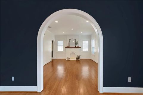 Tiny photo for 930 N Clinton Avenue, Dallas, TX 75208 (MLS # 21006692)