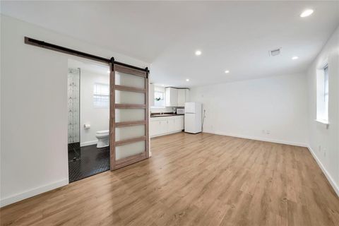 Tiny photo for 930 N Clinton Avenue, Dallas, TX 75208 (MLS # 21006692)