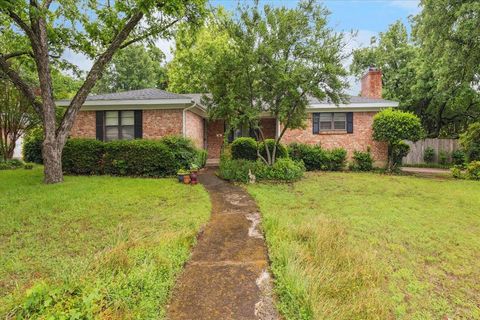 605 Clebud Drive Euless TX 76040