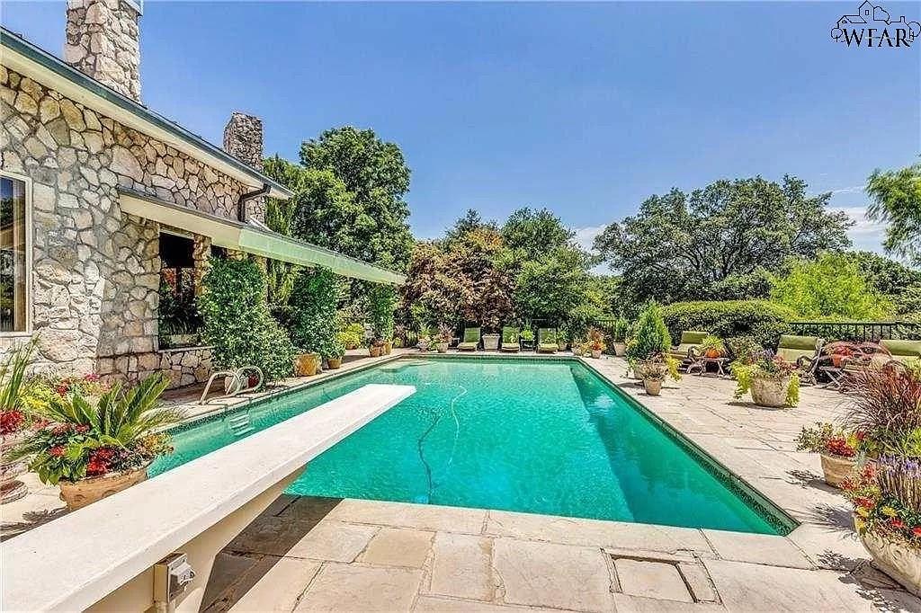 El Ranchero Country Estates - Residential