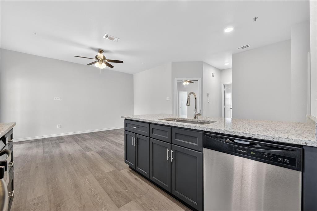 Lovers Lane Condos Ph 01 04 - Residential