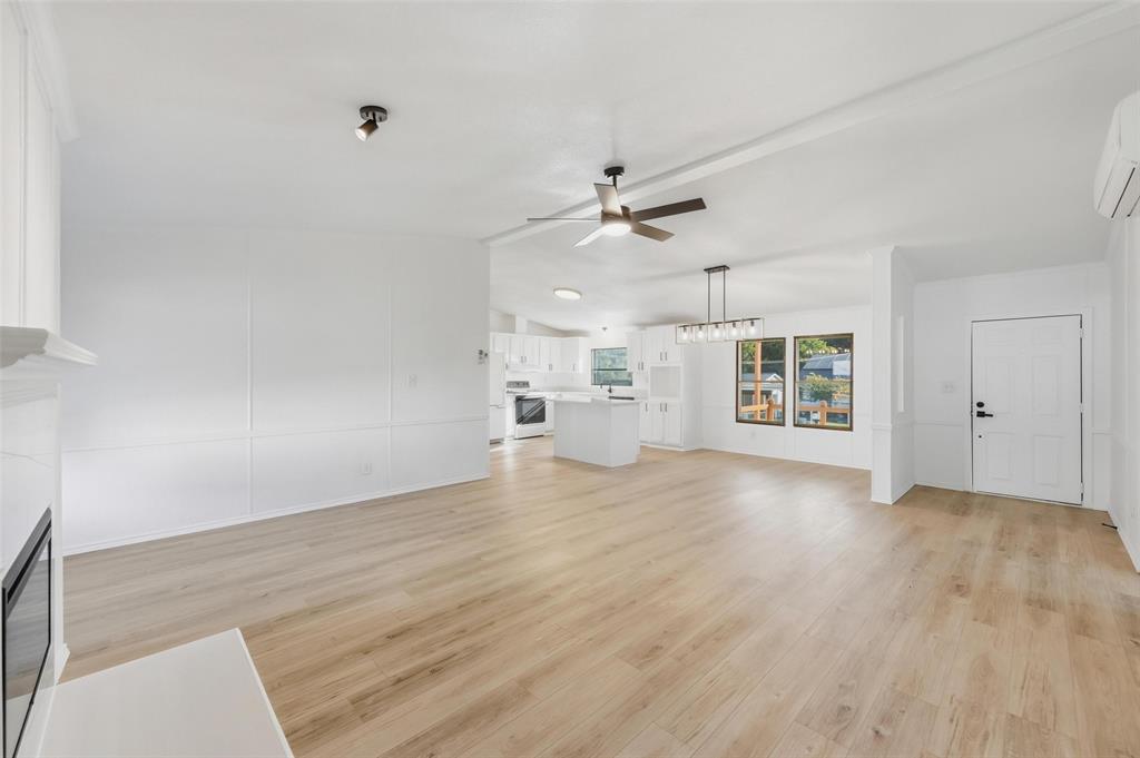 699 Lakeland Court