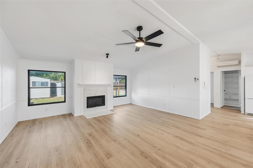 699 Lakeland Court