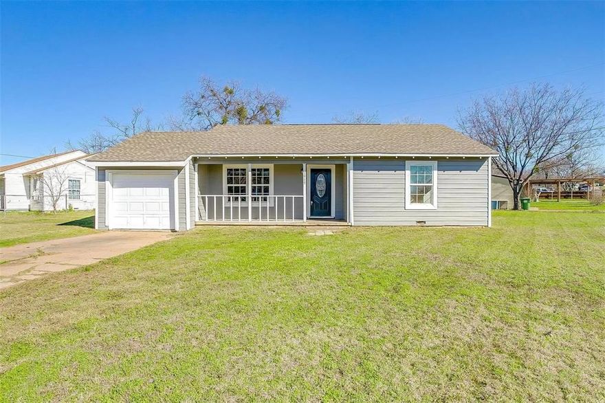 3 bedroom 1 bath home on a large corner lot.  Stainless appliances, updated lighting, kitchen and bathroom.  Close to downtown Mineral Wells and schools