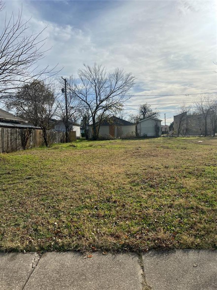 Build your vision in the heart of Fort Worth’s Historic Southside! This 5,000 sq. ft. residential lot is just minutes from Downtown and surrounded by ongoing development and growth. Enjoy quick access to major highways, hospitals, and popular dining and entertainment districts. A prime opportunity for builders or investors seeking a well-located lot in one of Fort Worth’s fastest-growing areas. Zoned residential and ready for your custom home.