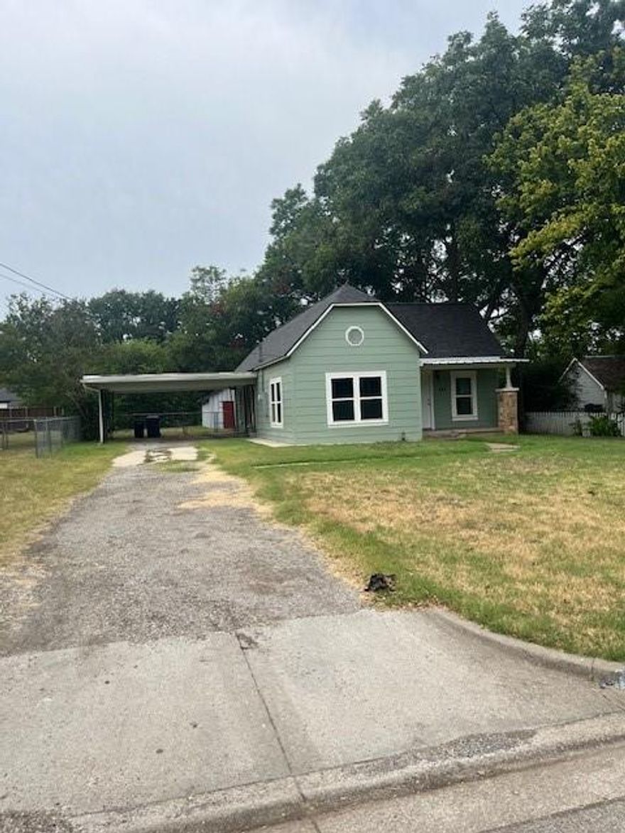 A precious and updated charming home near the heart of Granbury TX.  A short walk to the Famous Historic Square. A fenced yard for a growing family or for a garden.  Only minutes to shopping and resturants and esy access to Hwy 377, Hwy 51 or Hwy 144. Come check this little Jewel out.